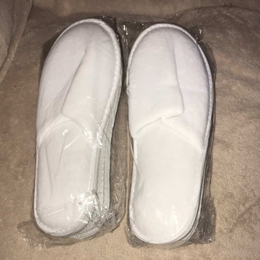 2 pairs White Spa slippers New in packaging His / Hers set